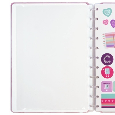 Caderno de argolas rosa aberto com páginas plásticas e autocolantes coloridos