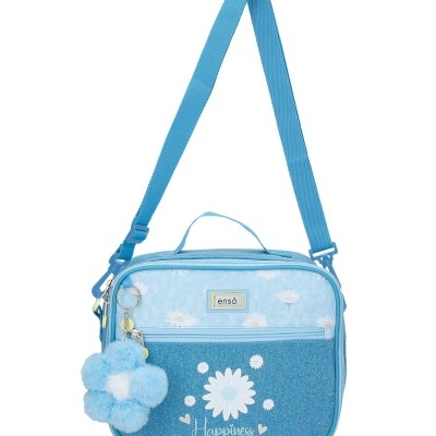 Mala azul clara com padrão floral e chaveiro de pelúcia