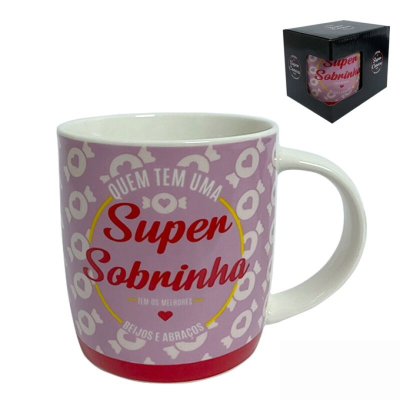 Caneca de cerâmica cor-de-rosa com padrão de corações e texto, com embalagem preta ao lado