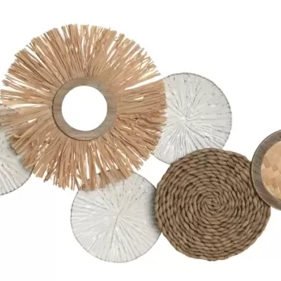 Decoração de parede com círculos em palha natural, fibras e materiais brancos texturizados