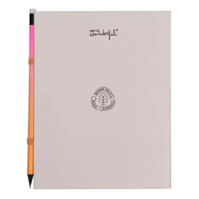 Caderno cinzento com texto e selo pretos e caneta rosa e laranja fixa na lateral