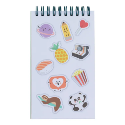 Bloco de notas com espiral e autocolantes coloridos em forma de desenhos animados.