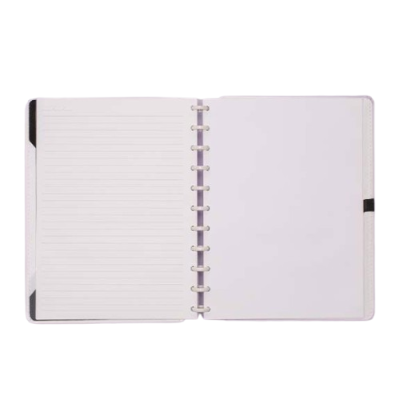 Caderno de argolas com páginas aberta, uma pautada e outra em branco, capa branca com elástico preto