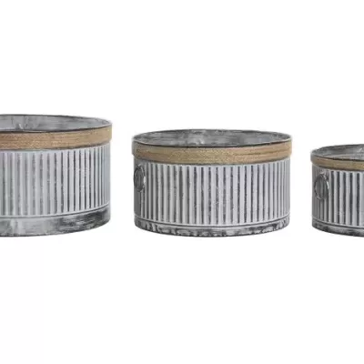 Três vasos metálicos cinza com bordas de madeira, em tamanho grande, médio e pequeno