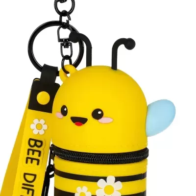 Chaveiro em forma de abelha amarelo com asas azuis e detalhes em preto e branco