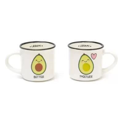 Duas canecas brancas de cerâmica com desenhos de abacate e textos BETTER e TOGETHER.
