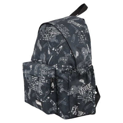 Mochila preta com padrão cinza e branco e bolso frontal