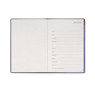 Agenda aberta com página de dados pessoais visível e encadernação preta