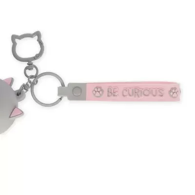 Chaveiro de silicone com forma de gato cinzento e fita rosa com texto BE CURIOUS