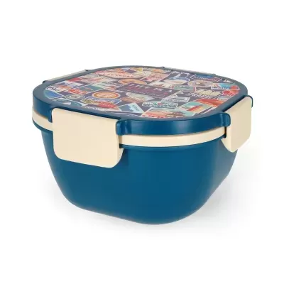 Recipiente plástico azul com tampa decorada com etiquetas de viagens.