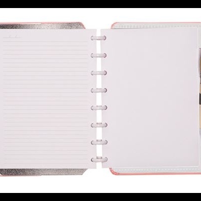 Caderno de argolas aberto com capa rosa e caneta dourada