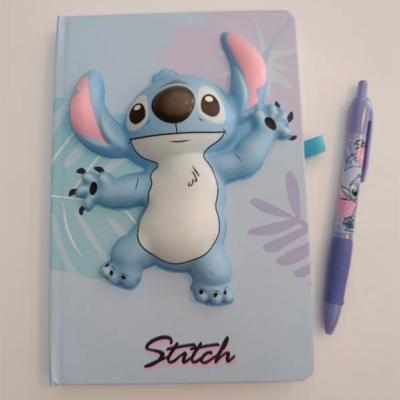 Caderno com capa azul e figura 3D de Stitch e caneta decorada