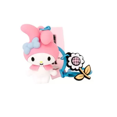 Chaveiro personagem branca com orelhas cor-de-rosa e laço azul e flor de borracha