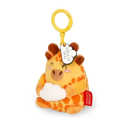 Chaveiro de peluche de girafa amarelo e laranja segurando uma nuvem branca