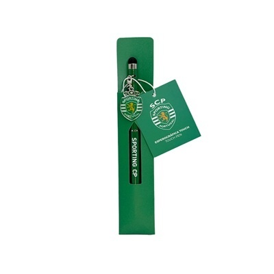 Porta-chaves verde do Sporting CP com etiqueta e cartão informativo