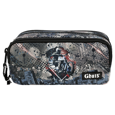 Estojo escolar retangular com imagem de motociclista em manobra e padrão urbano em cinza, preto e vermelho