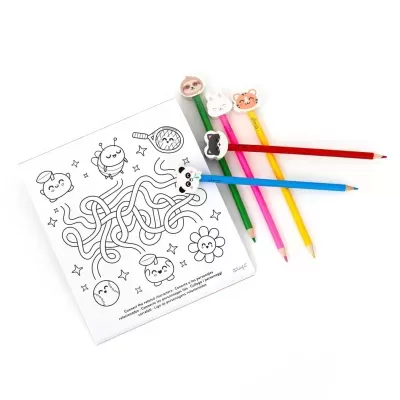 Lápis de cor com toppers de animais e papel de labirinto preto e branco com instruções multilingues.