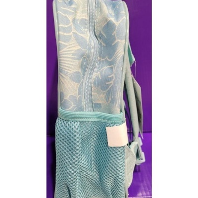 Mochila azul clara com padrão floral e bolso lateral em malha