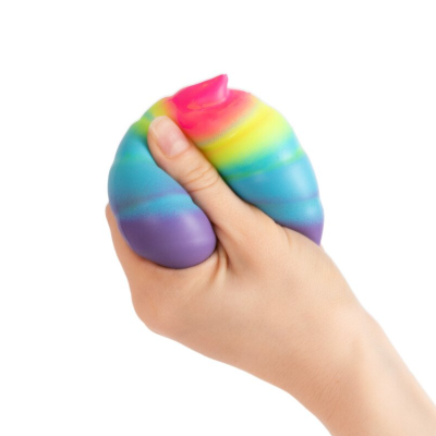 Mão a apertar bola anti-stress colorida em forma de croissant