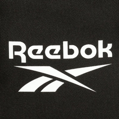 Logótipo branco da marca Reebok em tecido preto