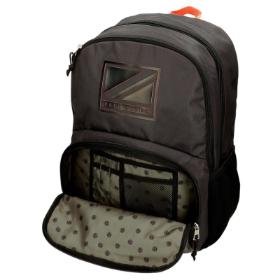 Mochila preta com bolso frontal aberto mostrando interior estampado e logo em relevo na frente.