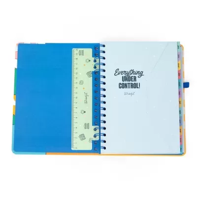 Agenda espiralada azul com divisórias coloridas e régua verde translúcida