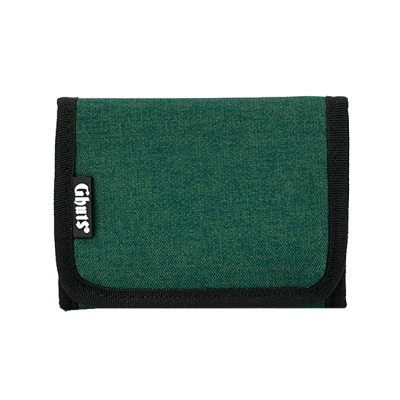 Carteira de tecido verde escuro com bordas pretas e etiqueta Gibus