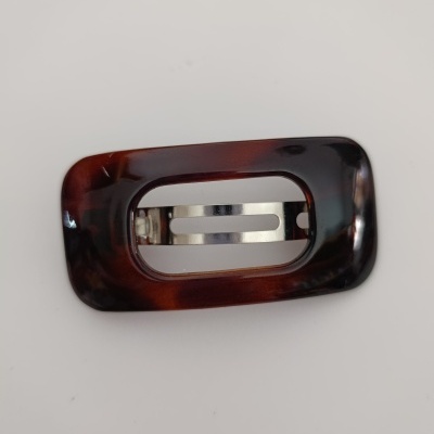 Prendedor de cabelo castanho retangular com padrão marmoreado e fecho metálico