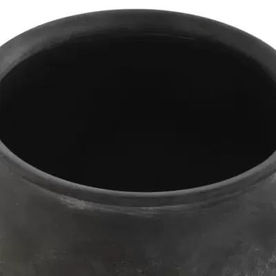 Vaso cilíndrico de cerâmica preta fosca com textura rugosa