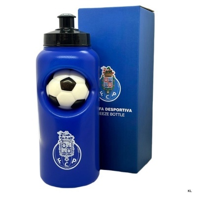Garrafa desportiva azul com mini bola de futebol em relevo e caixa azul do Futebol Clube do Porto