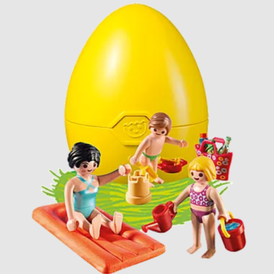 Brinquedos de praia com ovo amarelo e figuras humanas em trajes de banho