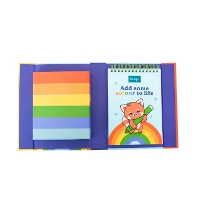 Bloco de notas com capa azul claro e desenho, junto com bloco colorido em degradé dentro de pasta colorida