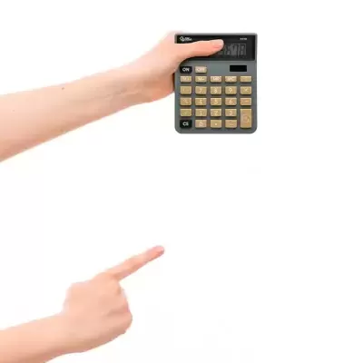 Mãos segurando e apontando para calculadora preta com teclas douradas e visor digital.