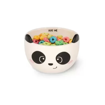 Tigela de cerâmica com desenho de panda e texto 'HUG ME', cheia de cereais coloridos.