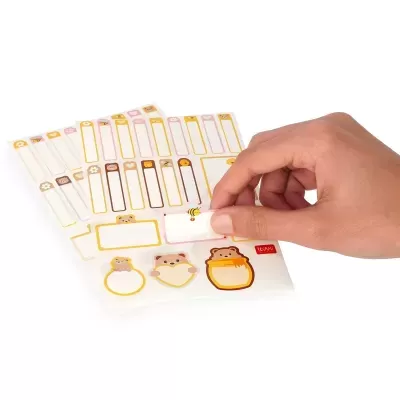 Folhas com autocolantes de etiquetas com desenhos de ursos e abelhas