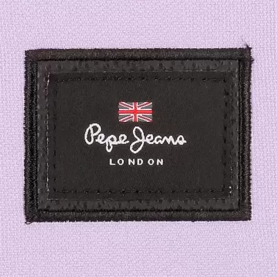 Etiqueta preta bordada com a marca Pepe Jeans LONDON e bandeira do Reino Unido sobre tecido lilás