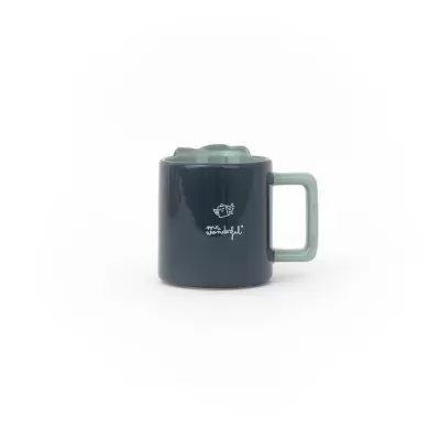 Caneca azul escura com pega e tampa verde claro e logótipo branco