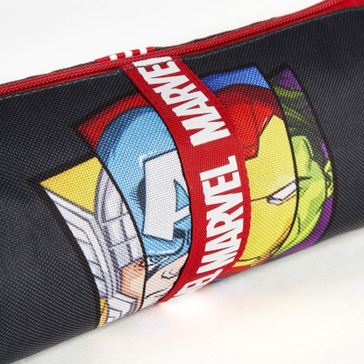 Estojo escolar preto com estampa Marvel colorida e zipper vermelho