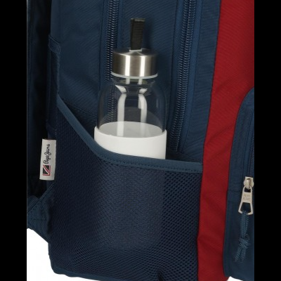 Garrafa de água transparente em bolso lateral de mochila azul e vermelha