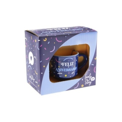 Caneca azul com texto FELIZ ANIVERSÁRIO numa caixa azul decorada