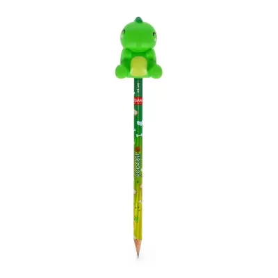Lápis verde com personagem de borracha na ponta em fundo branco