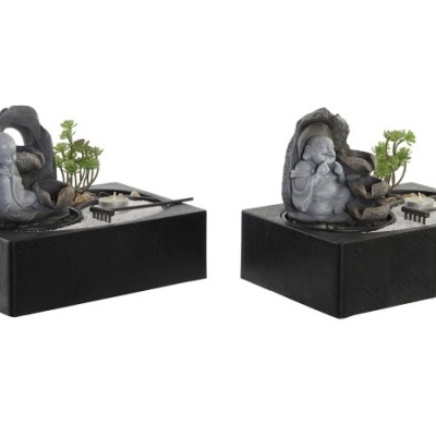 Fonte decorativa de mesa com figuras de meditação cinzentas e árvores verdes em base preta