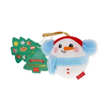 Ornamento de peluche boneco de neve com cachecol azul e chapéu vermelho