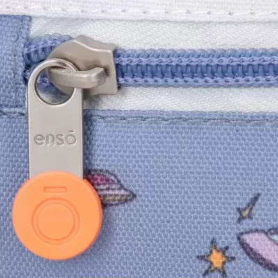 Fecho de correr com puxador laranja e bolsa azul com design espacial