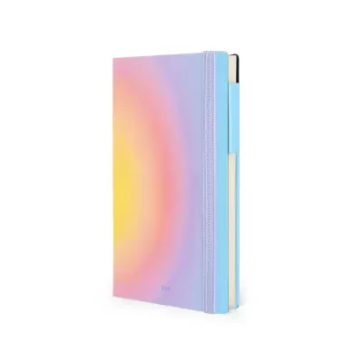 Caderno capa dura com degradé azul, lilás, rosa e amarelo e elástico lilás