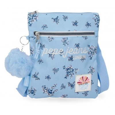 Bolsa azul clara com padrões florais e chaveiro felpudo azul