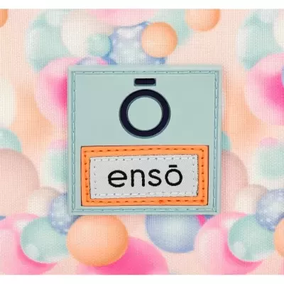 Etiqueta com texto ensō sobre fundo colorido com bolas pastel