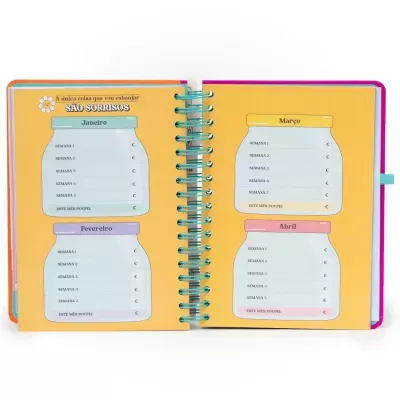 Livro espiral aberto com páginas amarelas para controlar poupanças semanais dos meses Janeiro a Abril