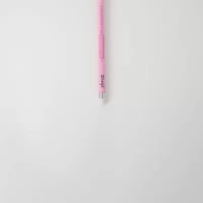 Lápis de cor rosa claro com texto 'Pentel'