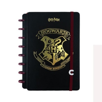 Caderno preto com brasão dourado de Hogwarts e texto Harry Potter